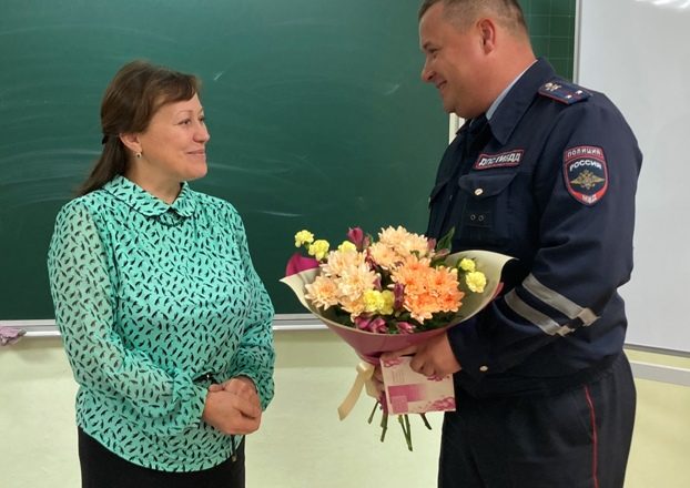 Соликамские полицейские  поздравили своих любимых педагогов  с Днем учителя.